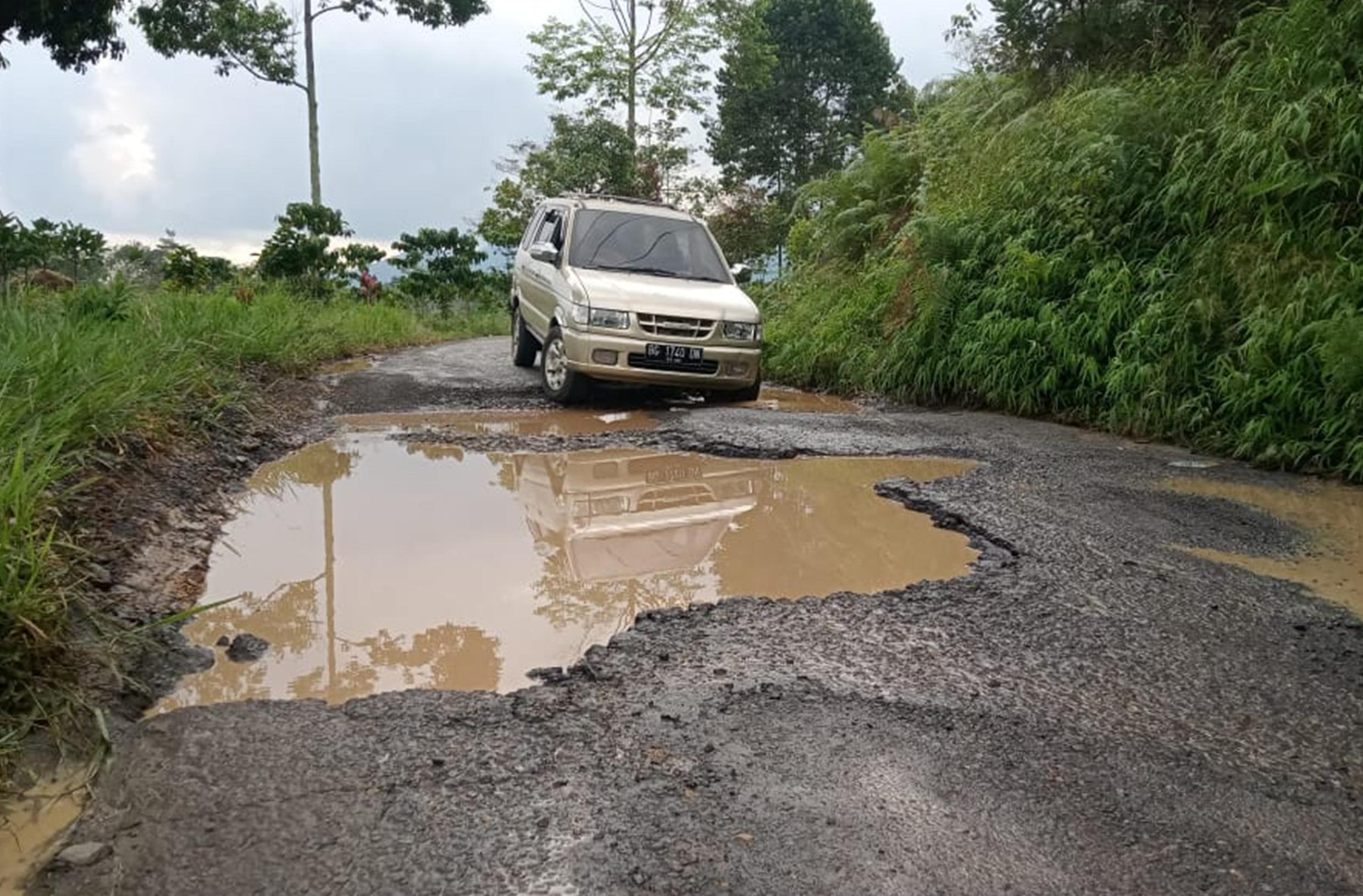 Jalan Provinsi dan Kabupaten Menuju Semende ‘Babak Belur’