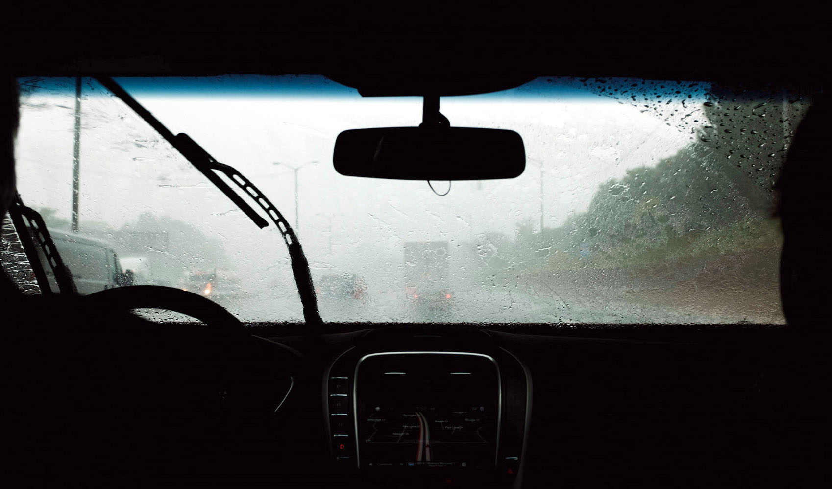 Mengapa AC Mobil Harus Menyala Ketika Hujan? Ini Alasannya