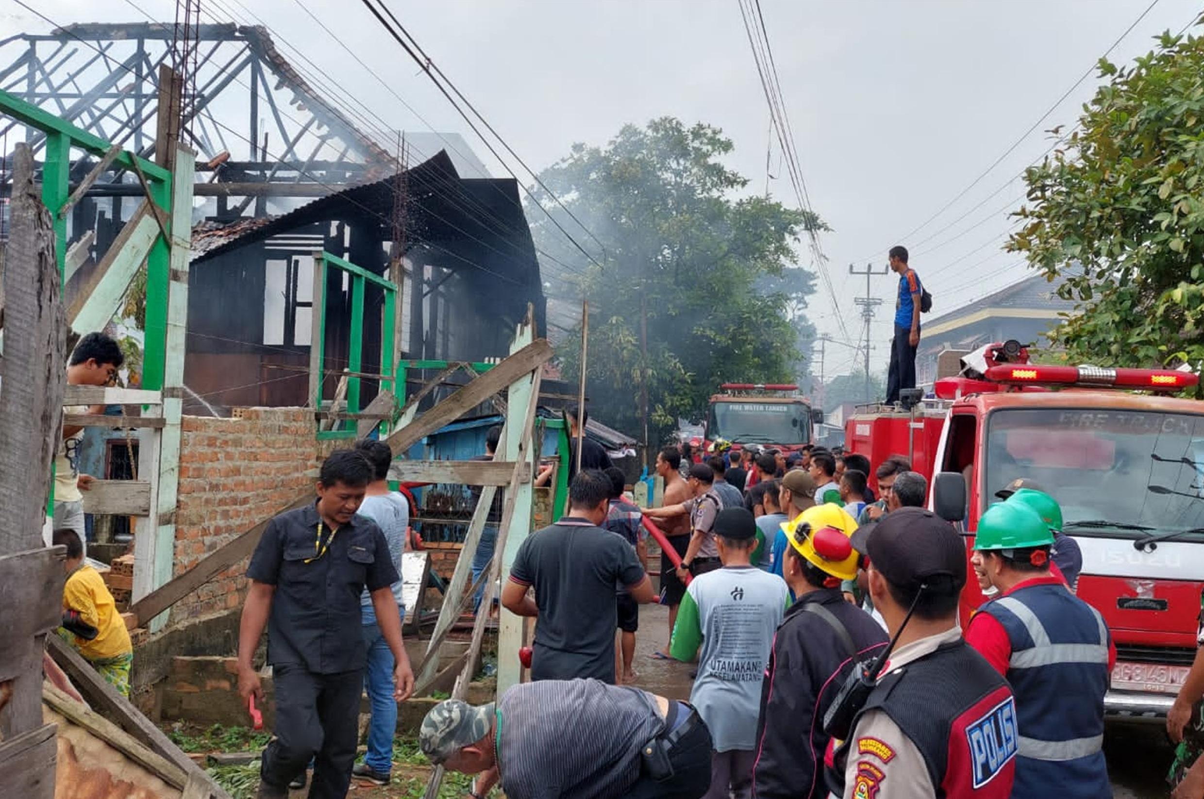 Diduga Korsleting Listrik, 1 Rumah Warga di Hoktong Plaju Hangus Terbakar