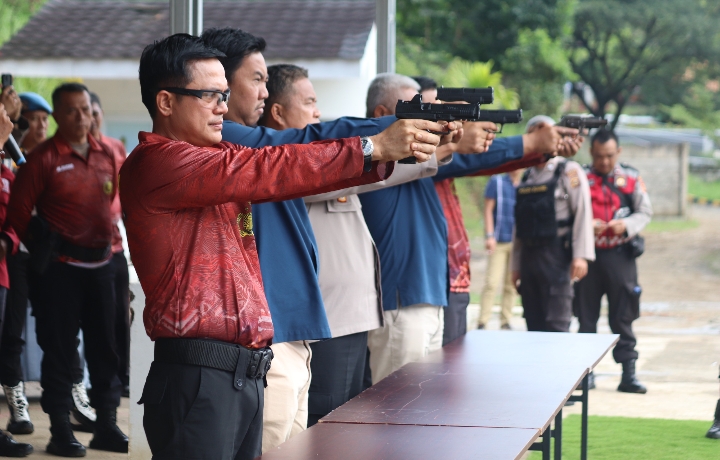 Polres Muara Enim Tingkatan Kemampuan Menembak Anggota