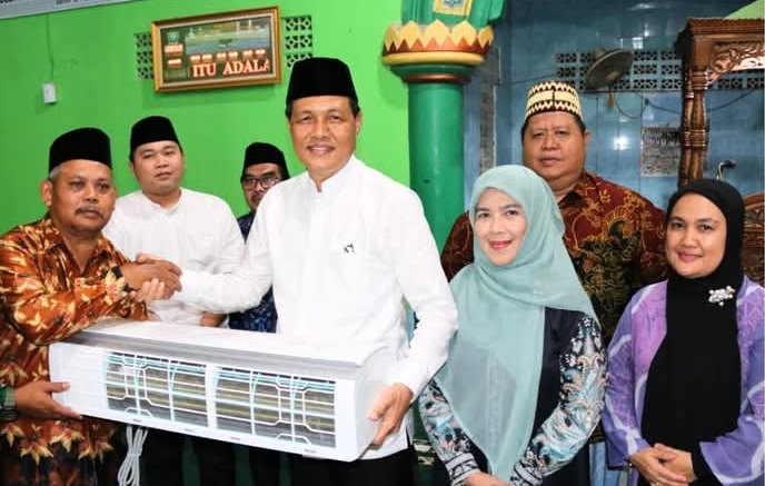 Bupati Muara Enim Awali Safari Ramadan ke Desa Harapan Jaya, Bantu 2 Unit AC dan Serap Aspirasi Warga