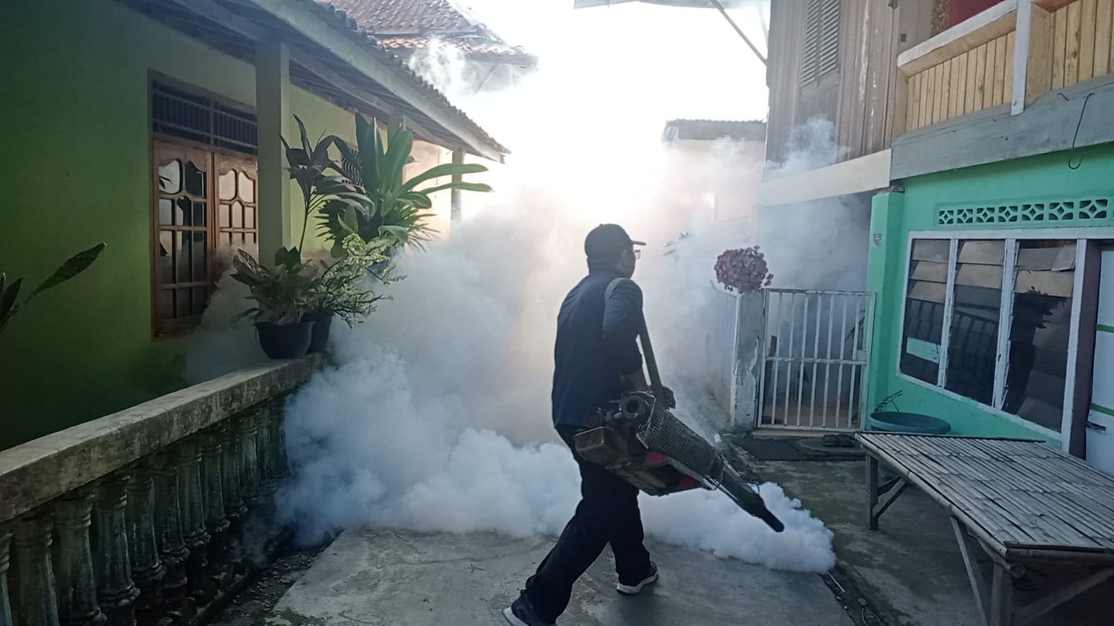 Basmi DBD, Dinas Kesehatan Muara Enim Lakukan Fogging Focus