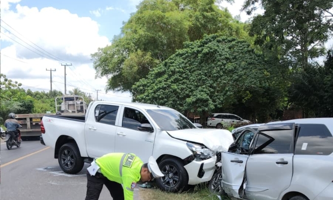 Gagal Nyalip, Avanza dan Hilux 'Adu Kambing' di Muara Enim
