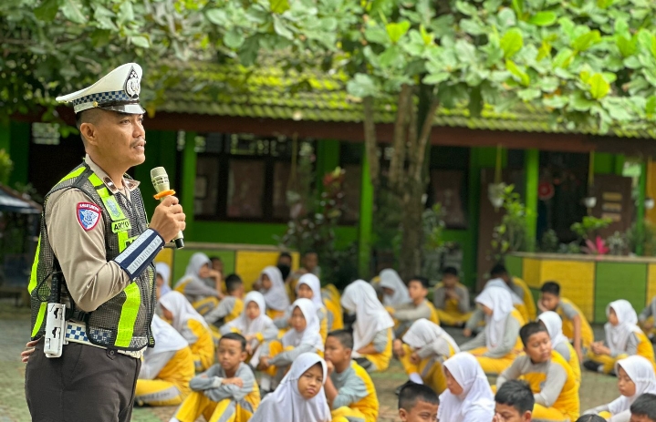 Satlantas Polres Muara Enim Gelar Sosialisasi Bertajuk 'Polisi Sahabat Anak' untuk Siswa Tertib Berlalu Lintas