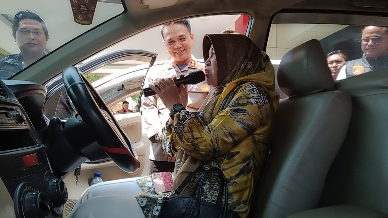 Kapolres Muara Enim Serahkan 2 Mobil Kasus Pencurian kepada Korban