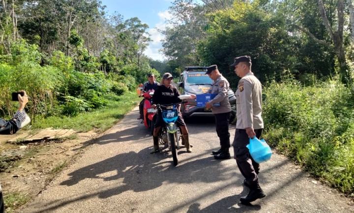 Polsek Rambang Bagikan Nasi Kotak Bagi Warga dan Pengguna Jalan