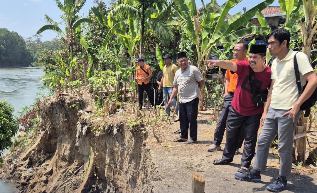 Tim Dinas PUPR dan BPBD Muara Enim Tinjau Lokasi Longsor di Desa Ulak Bandung, Juga Kerahkan Excavator