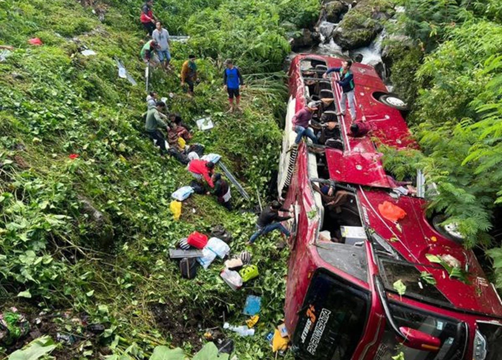 Viral Video Bus Pariwisata Masuk Jurang di Guci Tegal, Begini Kondisi Penumpangnya