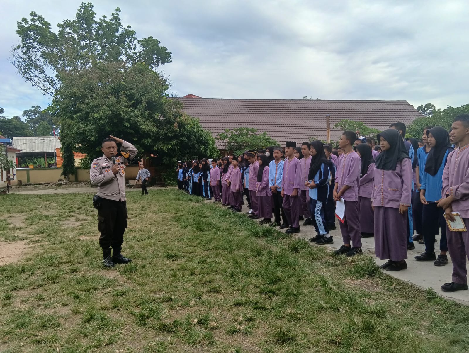 Bhabinkamtibmas Desa Kepur Edukasi Bahaya Narkoba Bagi Siswa SMP Negeri 7 Muara Enim 