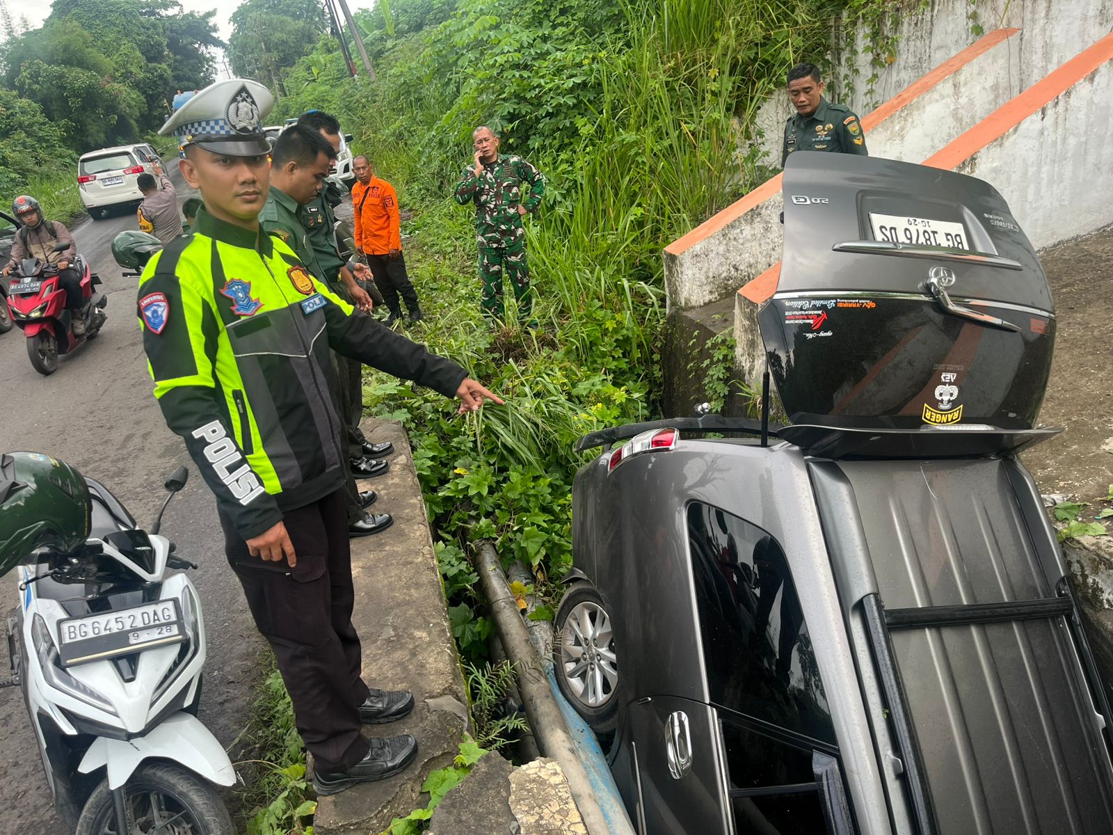 Mobil Innova di Muara Enim Nyungsep ke dalam Parit, Ini Penyebabnya
