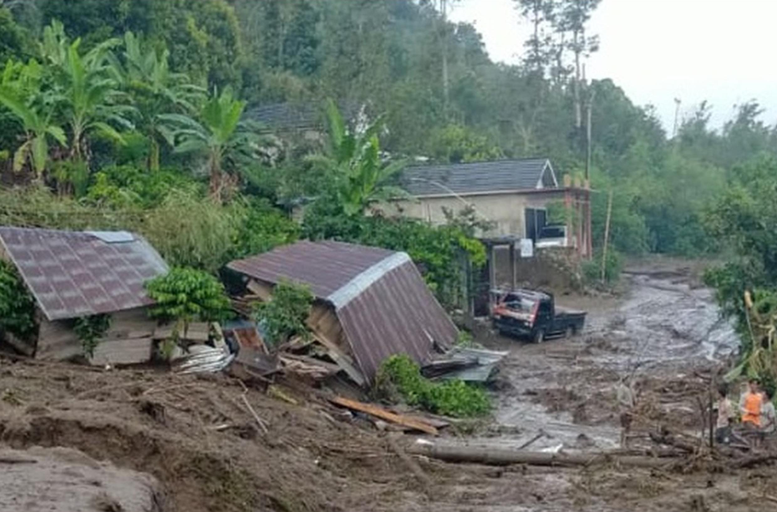 Longsor di OKU Selatan: 2 Warga Terluka, 2 Rumah Roboh