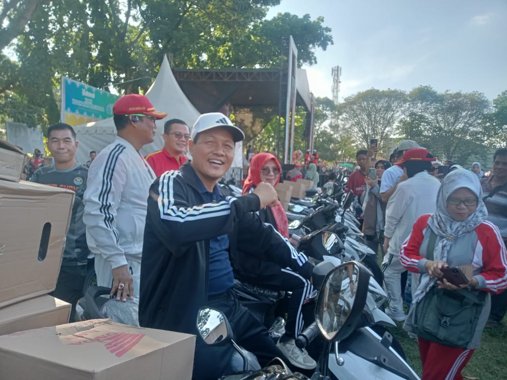 HGN, Bupati Edison Serahkan 92 Kendaraan Operasional Kepada Kepala Sekolah di Muara Enim