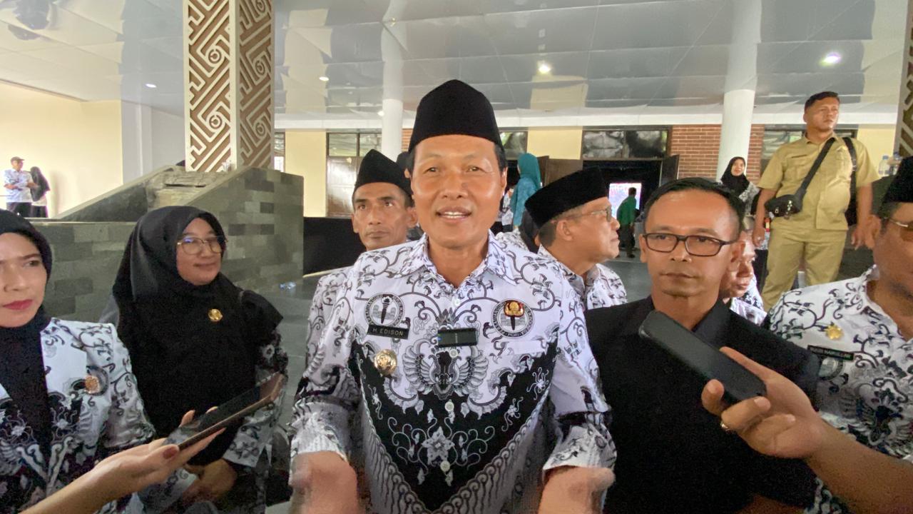 HUT PGRI, Bupati Edison Beri Kado Rehab Mess Hingga Kuliah S2 Gratis