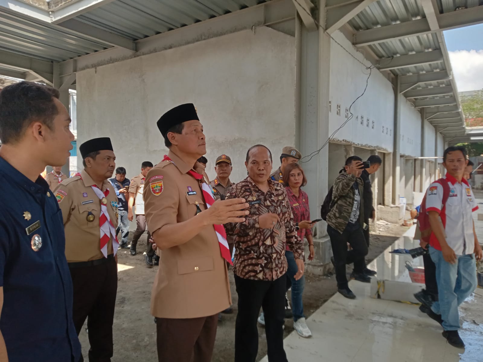 Bupati Edison Berang, Buka Paksa Gerbang Pintu Proyek Pembangunan Gedung C Pasar Inpres Muara Enim
