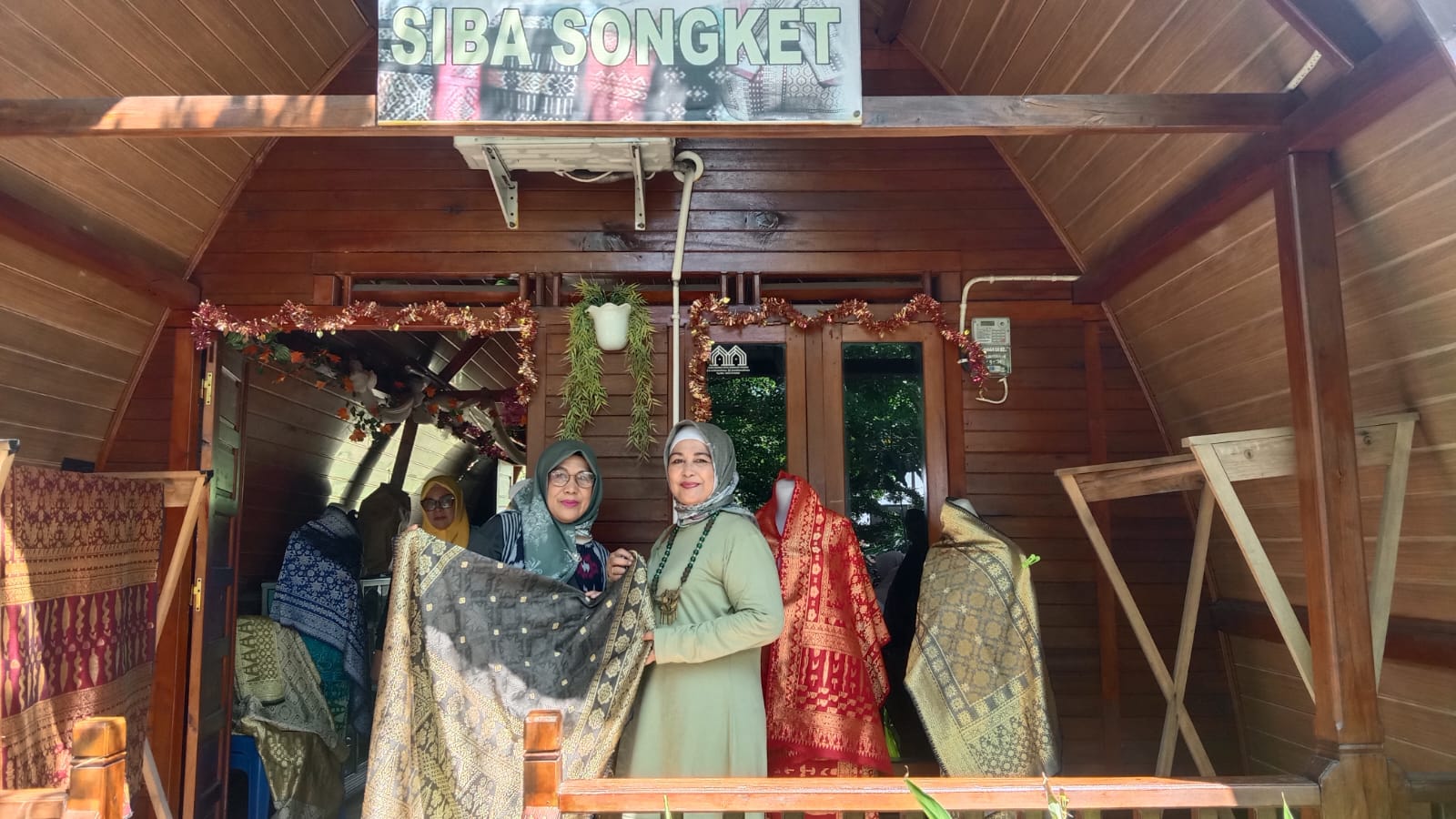 Ramah Lingkungan, Kerajinan Songket Binaan PT Bukit Asam Gunakan Pewarna Alami