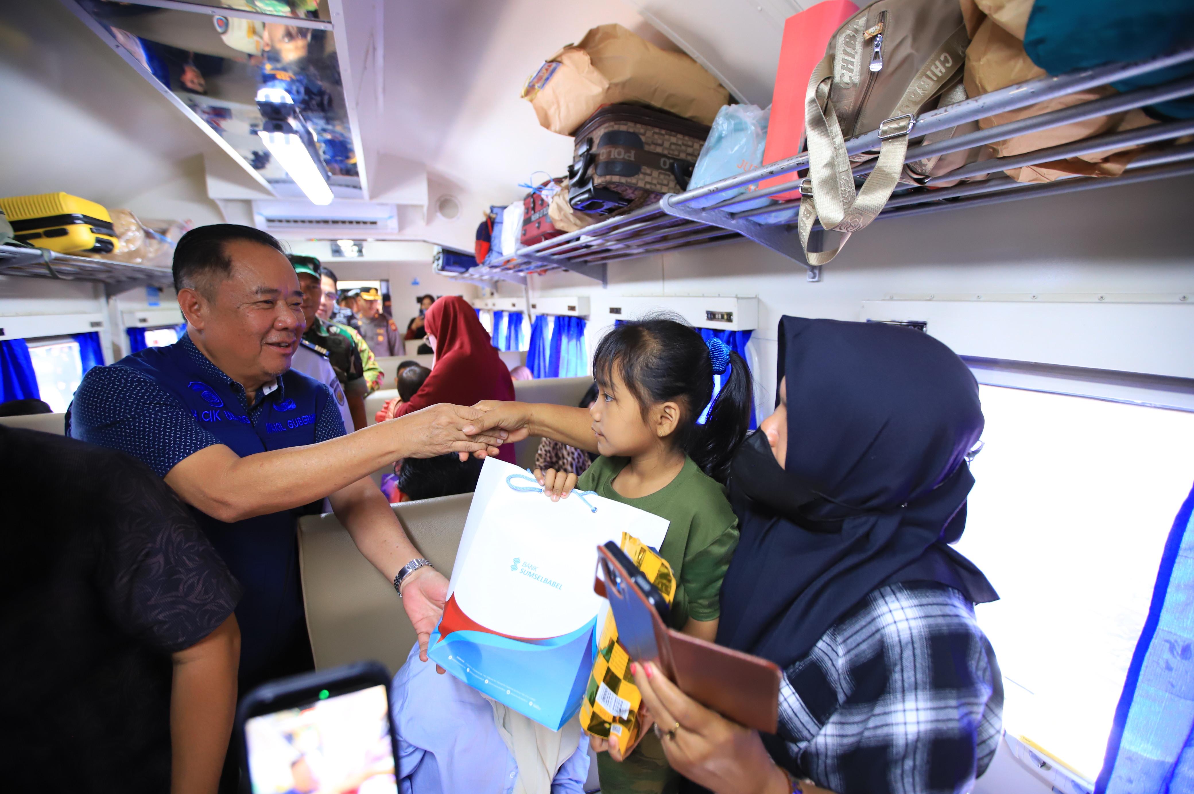 Wagub Cik Ujang Lepas Peserta Mudik Gratis Pemprov Sumsel di Stasiun Kertapati
