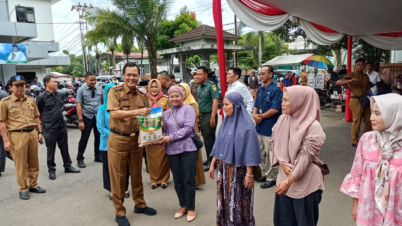 Pemkab Muara Enim Gelar Gerakan Pangan Murah dengan Menyediakan Sembako Terjangkau untuk Masyarakat