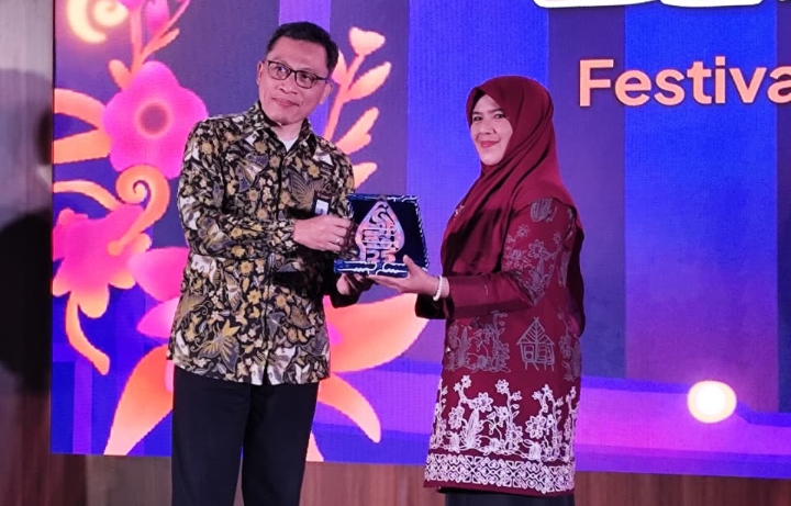 Heni Pertiwi Edison Terima Penghargaan dari PKN STAN