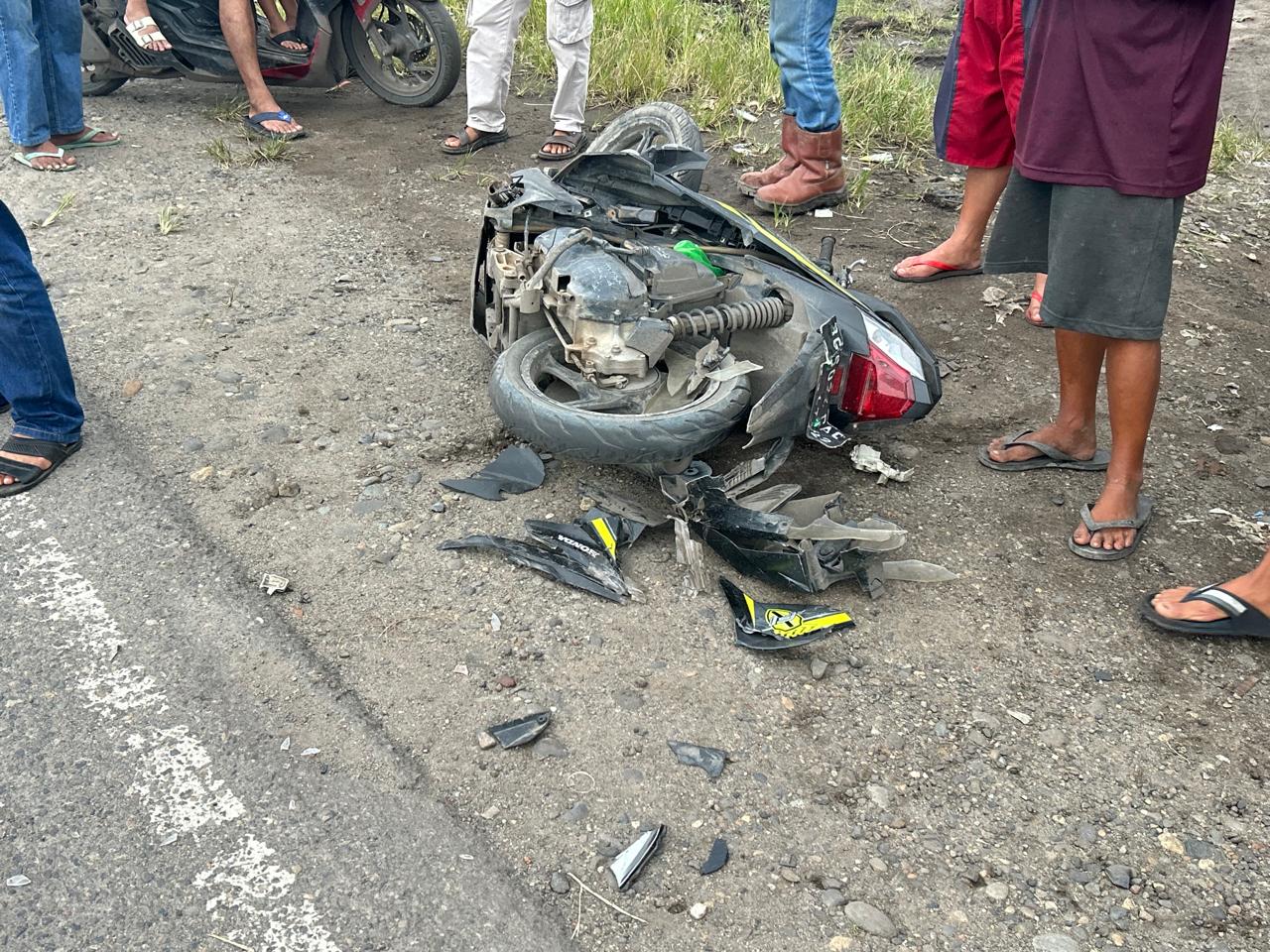 Sepeda Honda Beat Ringsek Tabrak Bus Karyawan di Muara Enim