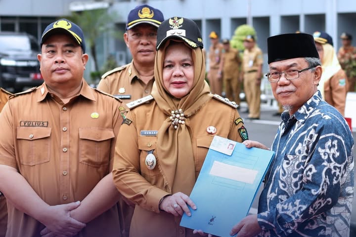 Wabup Sumarni Serahkan SK Pensiun PNS Pemkab Muara Enim