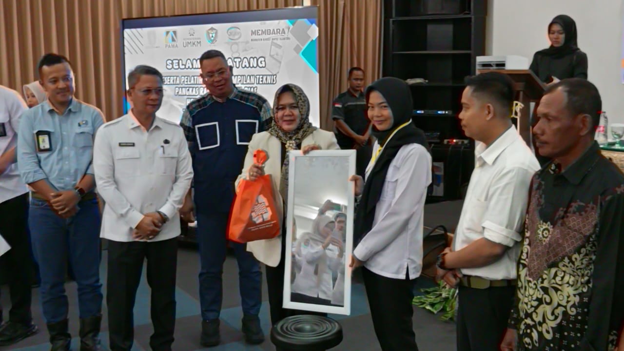 Dinas KUKM Muara Enim Bekali 70 Masyarakat Kurang Mampu dengan Keterampilan Pangkas Rambut & Tata Rias