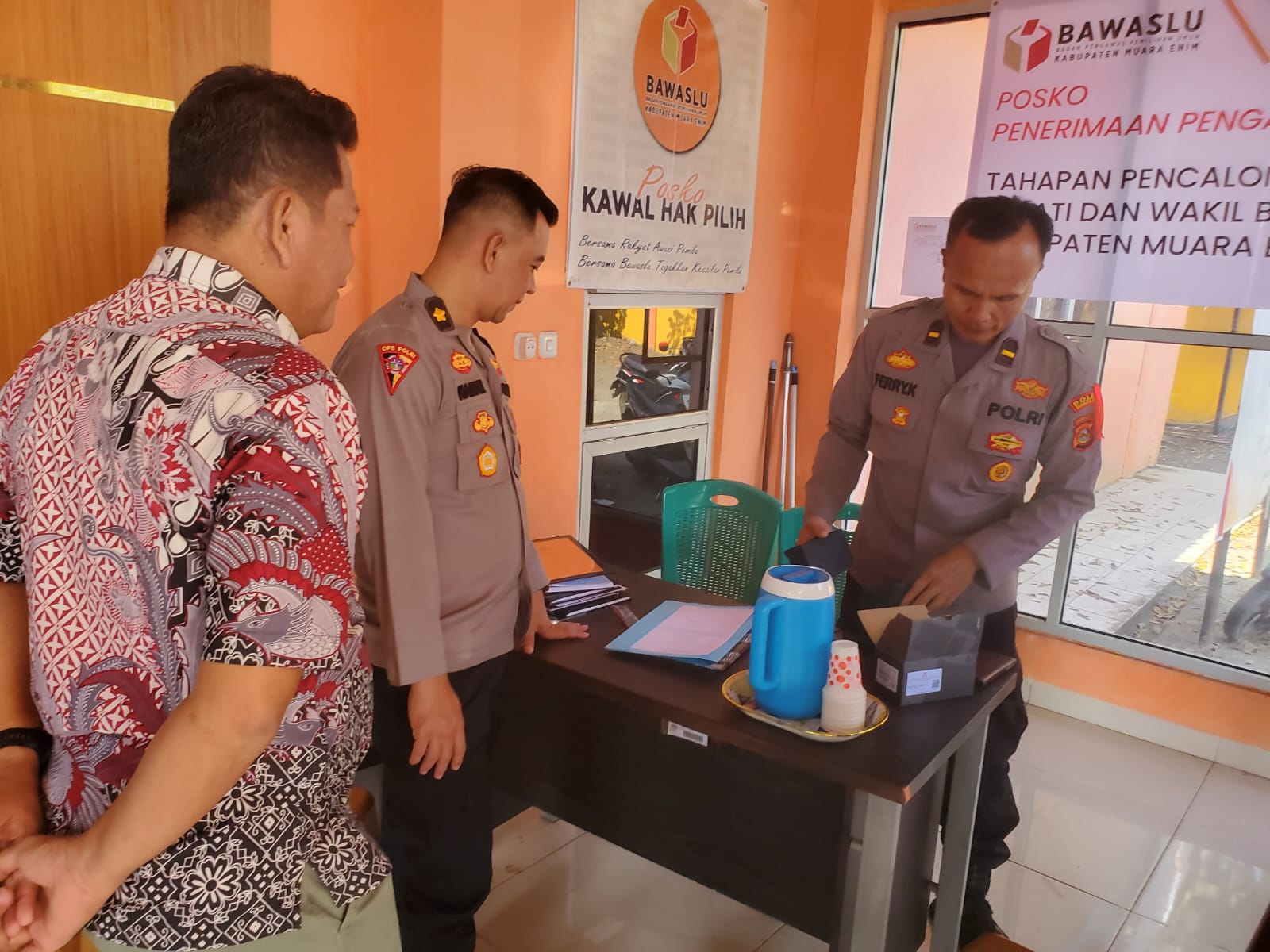 Kabag Ops Polres Muara Enim Pantau Pengamanan di Kantor Bawaslu