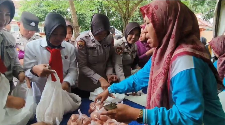 Polres Muara Enim Gelar Bazar Ramadan dan Bakti Sosial Serentak