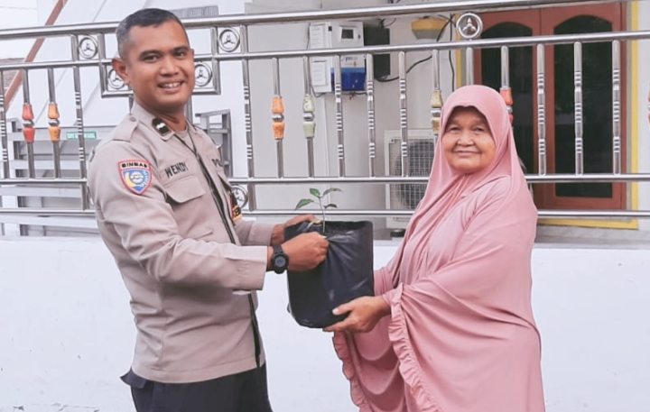 Bhabinkamtibmas Polsek Lawang Kidul Bagikan Bibit Cabai Dukung Program Ketahanan Pangan