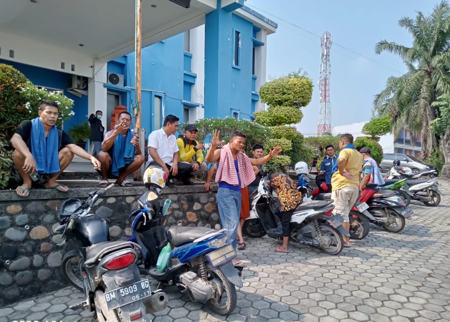 Waduh! Warga Numpang Mandi di Kantor PDAM Lematang Enim, Gara-garanya Hal Ini