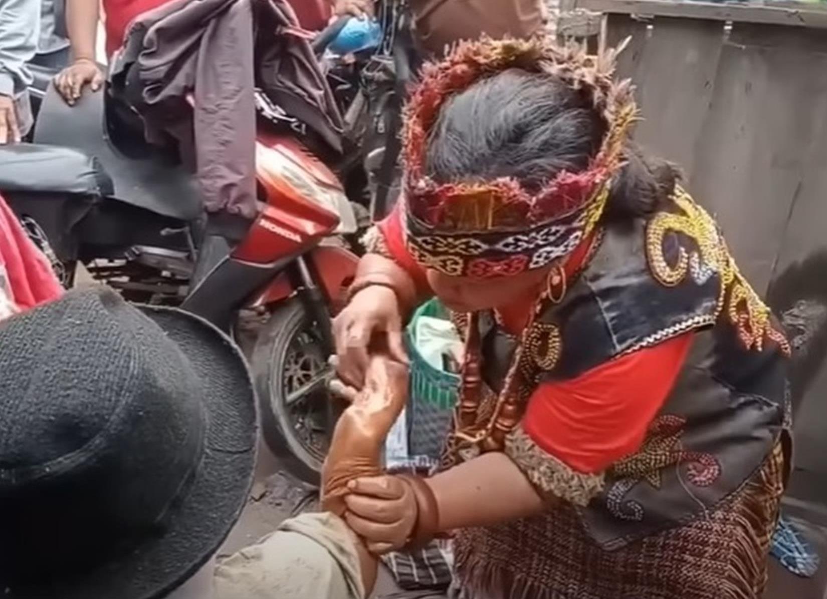 Pengobatannya Digandrungi Warga, Ternyata Ini Sosok Dibalik Suksesnya Ida Dayak