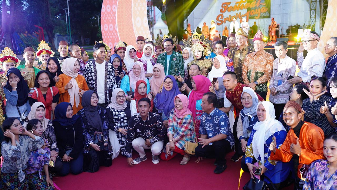 Tim Kesenian Muara Enim Berhasil Pukau Menparekraf Sandiaga Uno di Festival Sriwijaya 2024