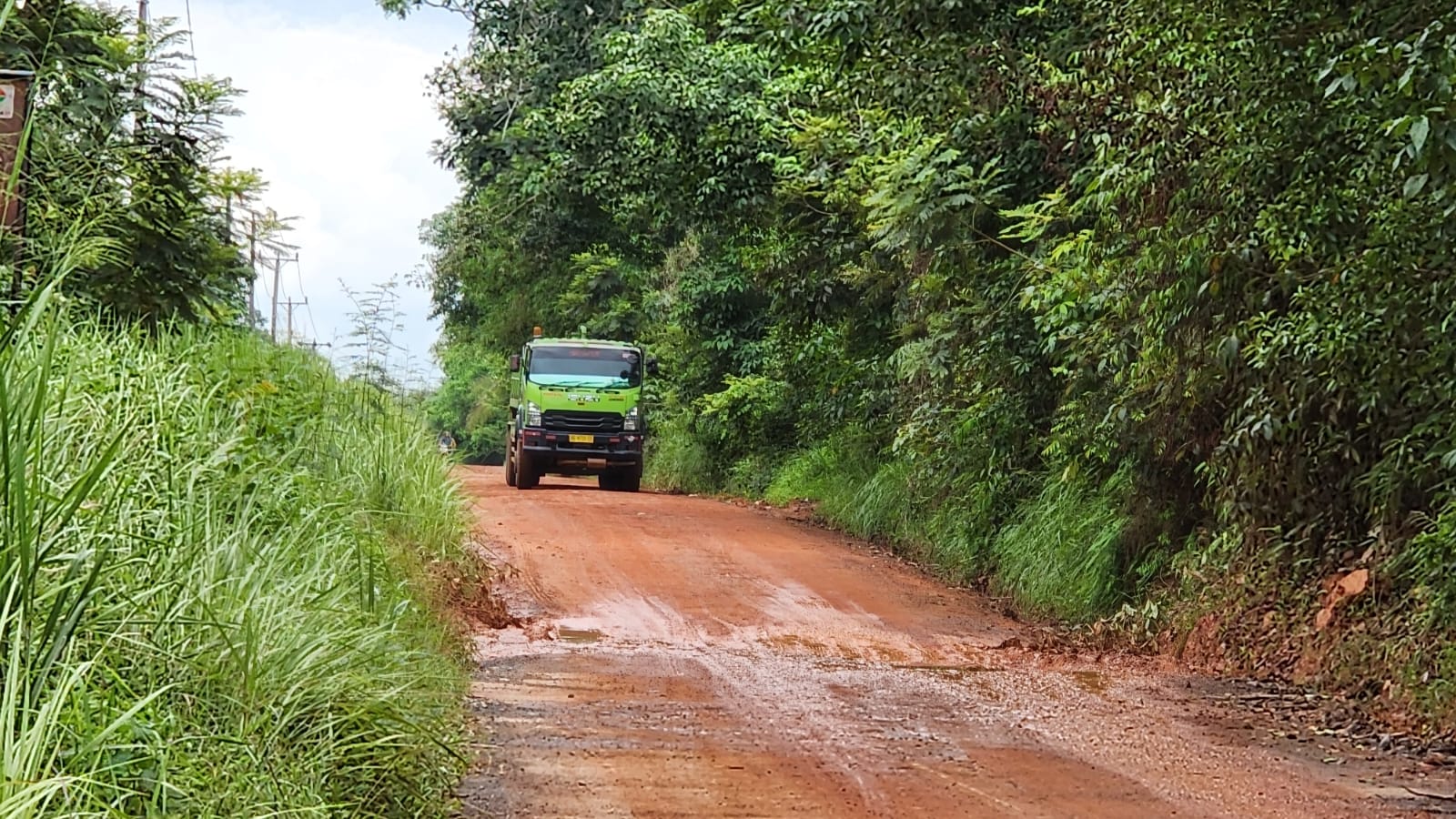 Masyarakat Minta Perusahaan Perbaiki Infrastruktur Jalan yang Rusak