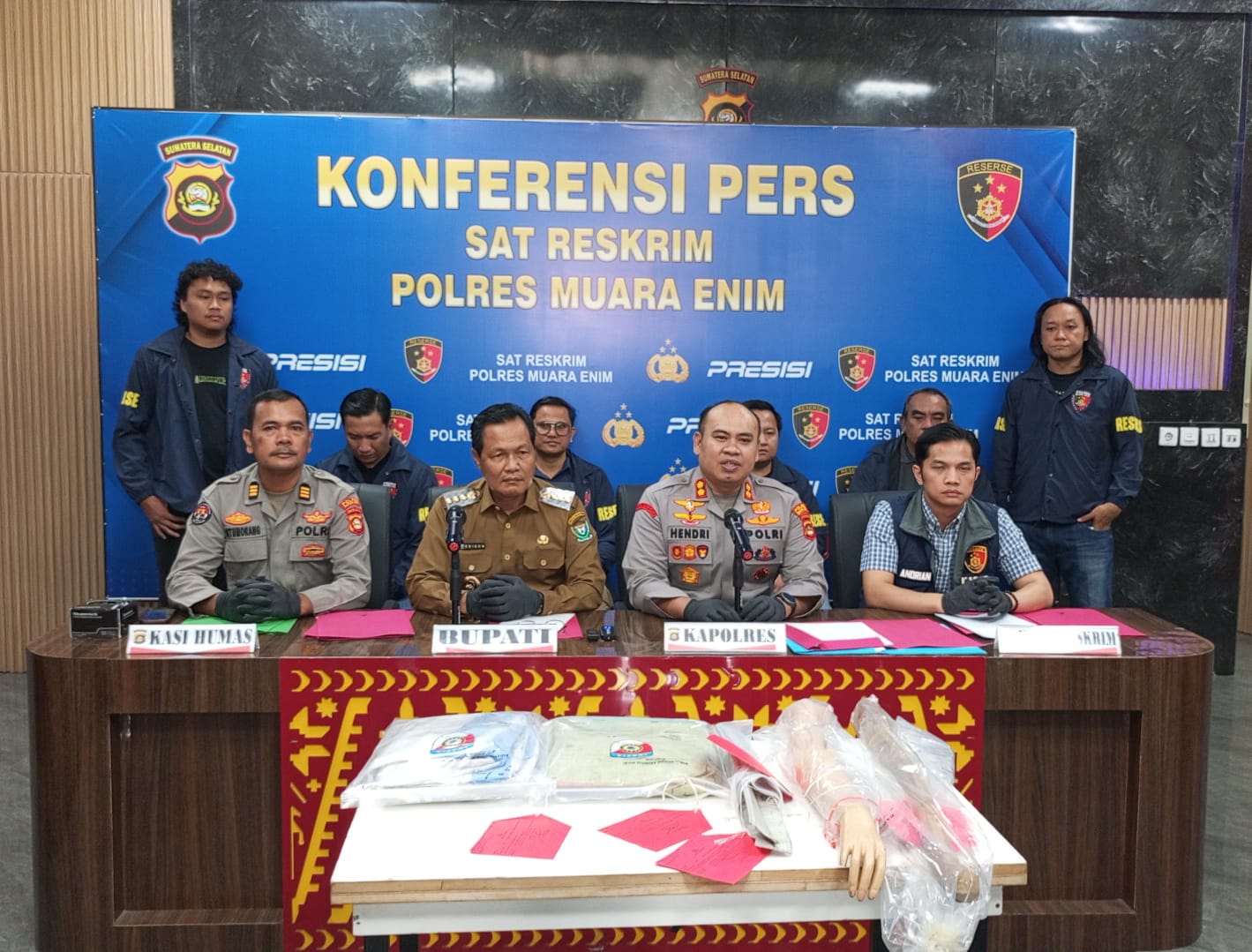 Polres Muara Enim Bekuk 5 Pelaku dan 1 Penadah Pencurian 163 Rolling Door dan 24 Pintu WC