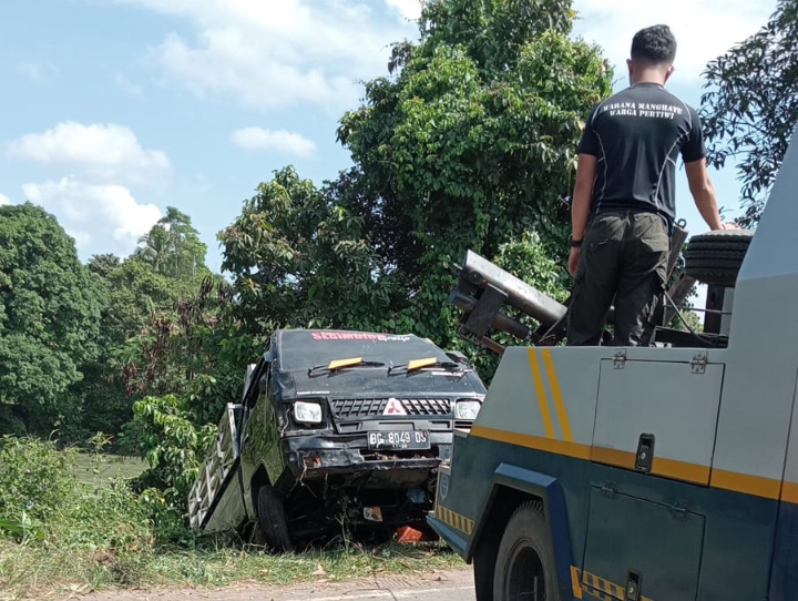 Sopir Mengantuk, Mobil Mitsubishi L300 Nyemplung ke Bibir Sungai Enim