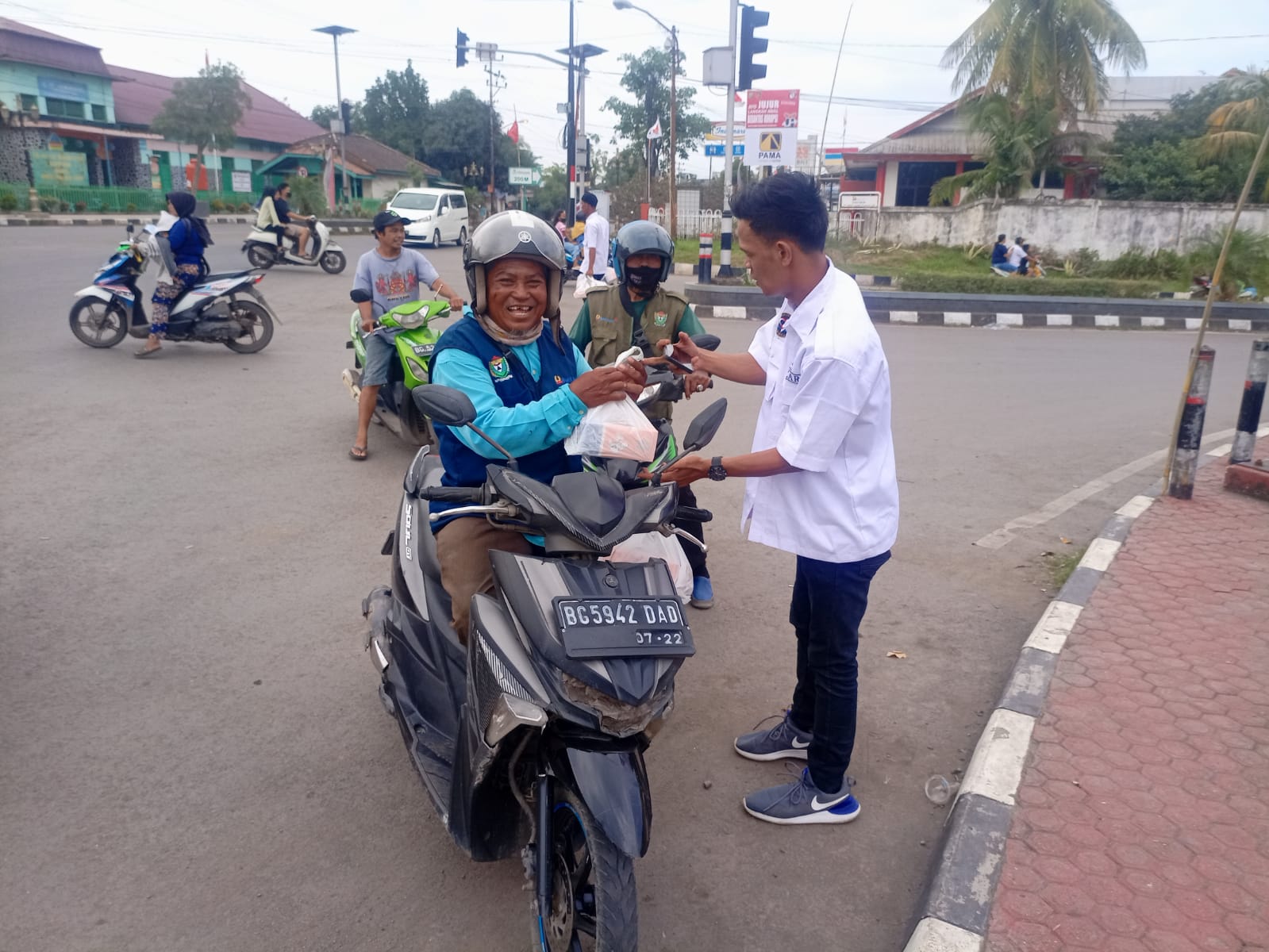 GENCAR Muara Enim Bagikan 100 Paket Nasi Kotak