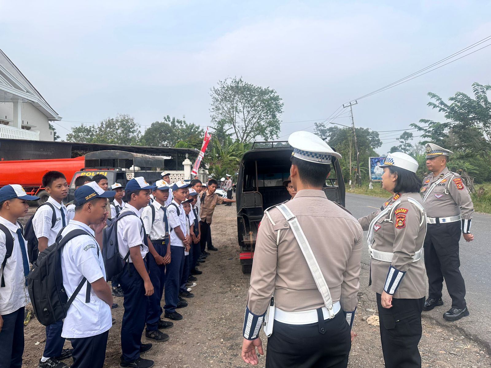 Bahaya! Para Pelajar di Muara Enim Ini Nekat Bergelantungan dan Duduk di Atap Angkutan Desa