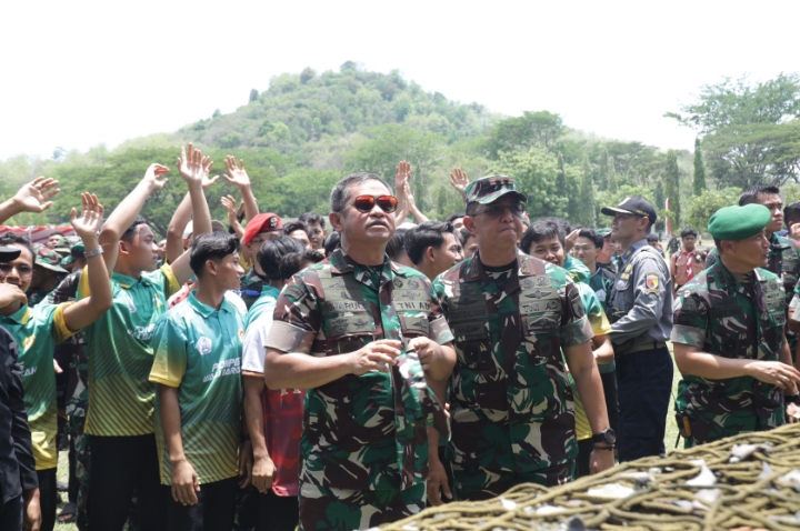 Mayjen TNI Rudy Saladin Dampingi KSAD Tutup TMMD ke-122 di Kediri