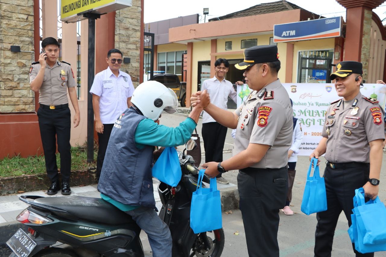 Penuh Kehangatan, Kapolres Muara Enim Bagikan Takjil