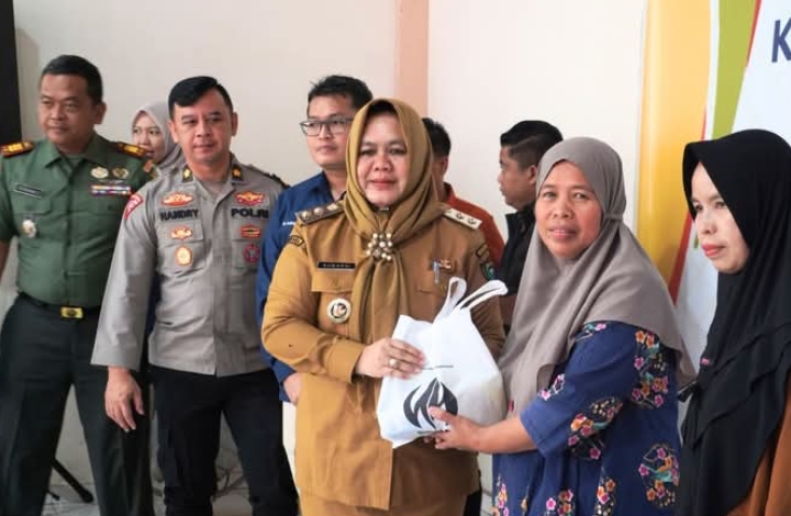 Wakil Bupati Salurkan 3.678 Paket Sembako HUT PT Bukit Asam ke-44 Tahun 2025