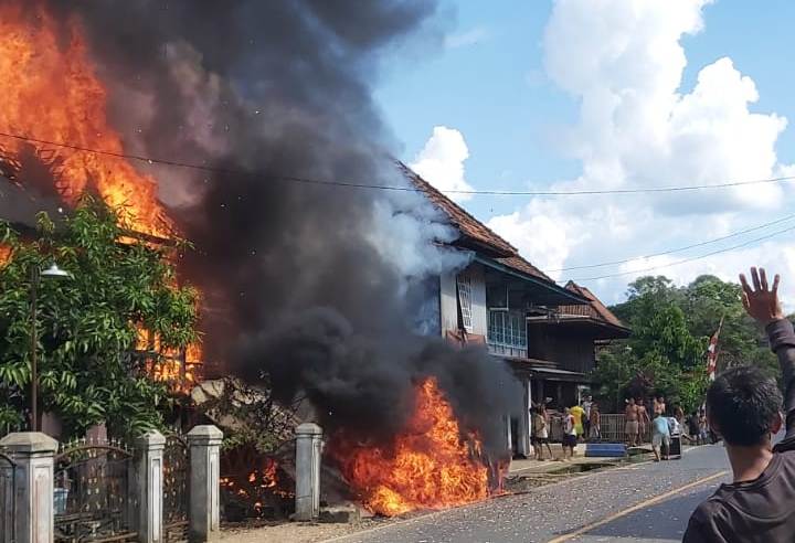 Travel di Muara Enim Tabrak Pertamini, Mobil dan Rumah Terbakar