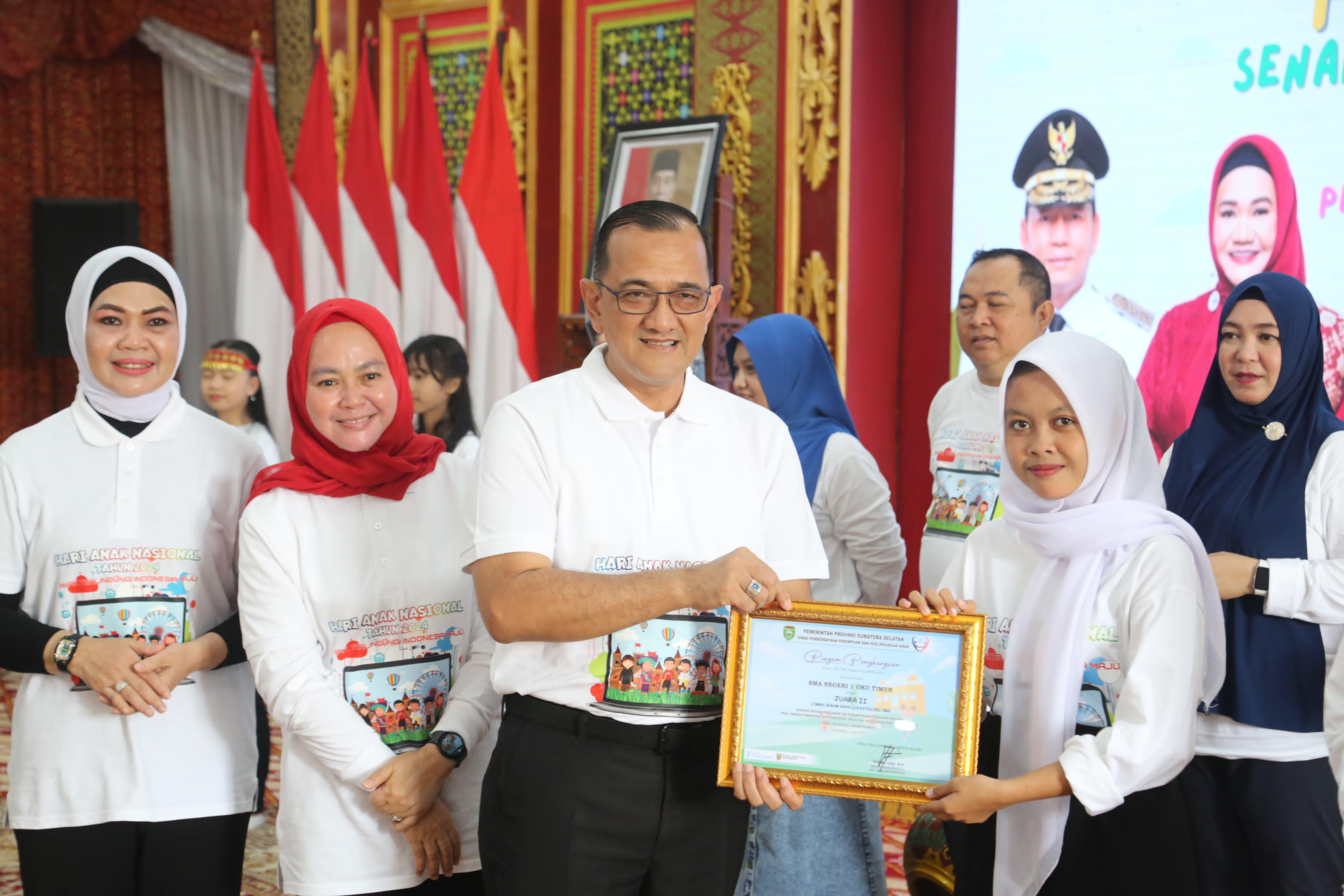 Sekda Sumsel Serahkan Hadiah Lomba Senam dan Story Telling Peringati Hari Anak Nasional 2024