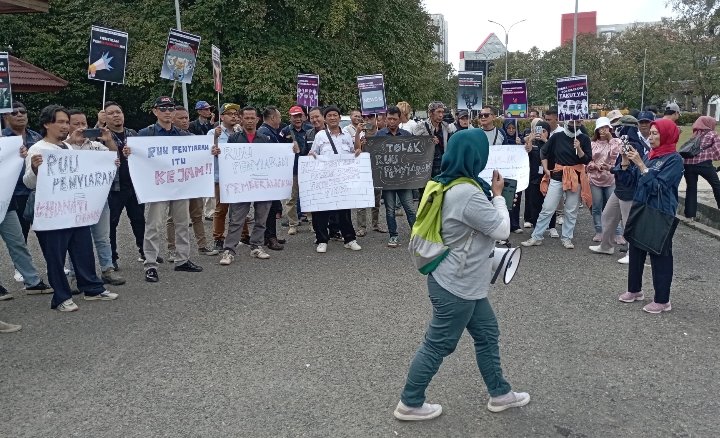 Koalisi Pers Sumsel Gelar Aksi Damai Tolak RUU Penyiaran di Halaman Gedung DPRD Sumsel