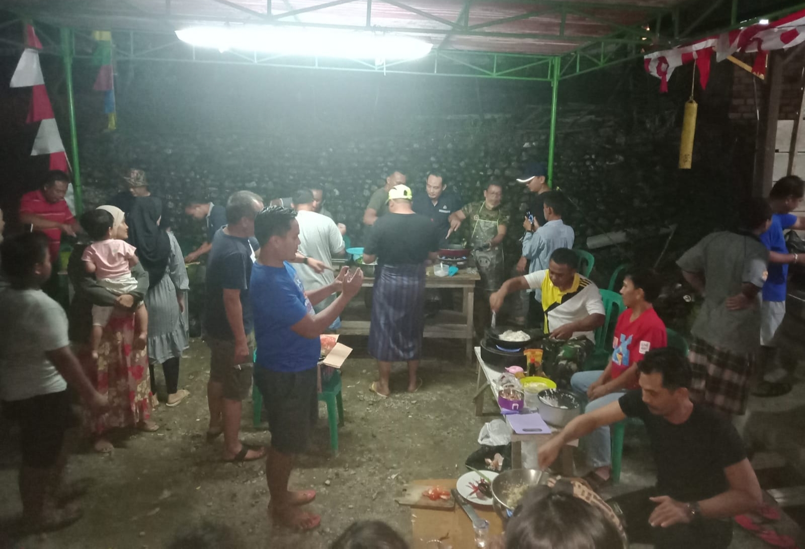 Bapak-bapak Warga Grojokan 5 Muara Enim Ikuti Lomba Masak Nasi Goreng