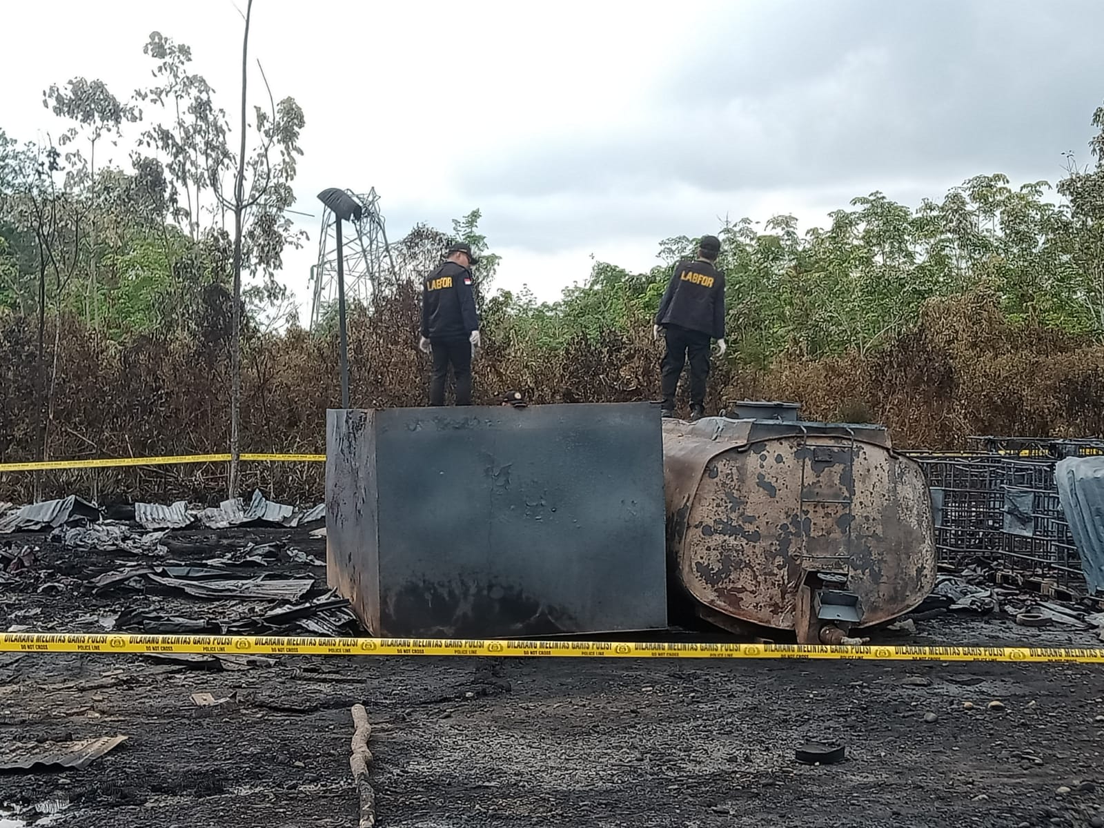 Tim Labfor Polda Sumsel Periksa Lokasi Gudang BBM Ilegal Terbakar di Muara Enim