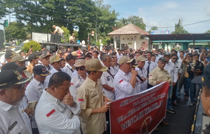 Ratusan Kepala Desa Geruduk Pengadilan Negeri dan Kantor Bupati Muara Enim, Ini Sebabnya