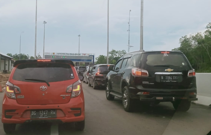 Saldo e-Tol Tidak Cukup, Antrean Kendaraan di Gerbang Tol Palembang-Indralaya Tak Terelakkan