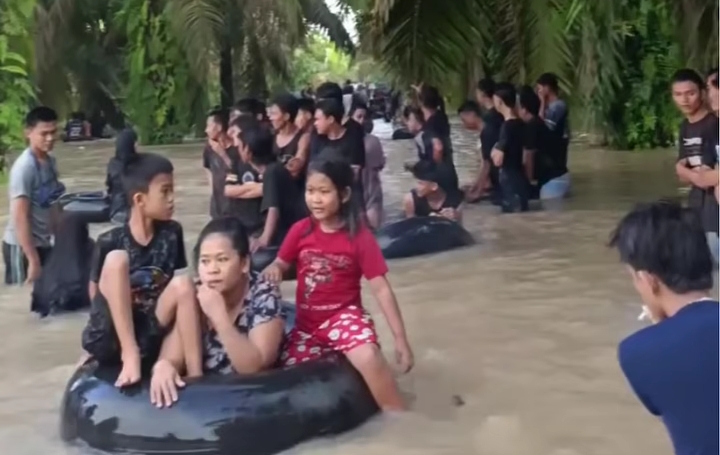 Banjir di Gunung Megang jadi Wahana Rekreasi Dadakan