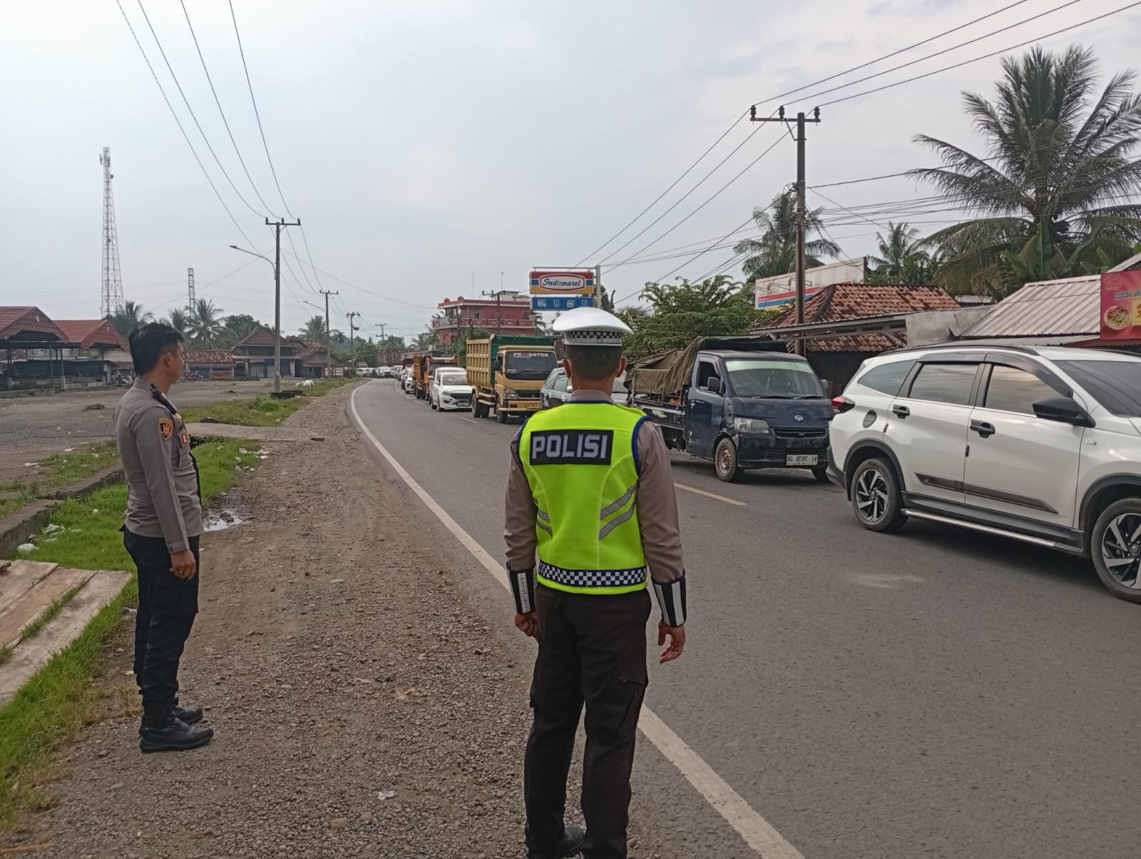 Arus Balik Idul Fitri Meningkat, Polres Muara Enim Siaga di Perlintasan Kereta Api Desa Cinta Kasih