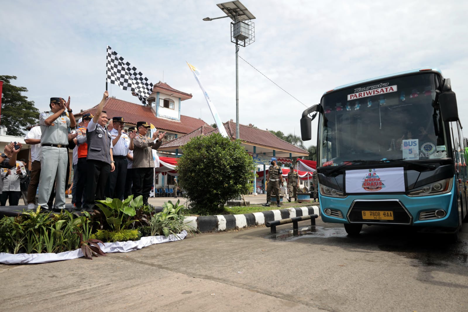 Pj Gubernur Sumsel Lepas Keberangkatan 17 Bus Angkutan Mudik Gratis