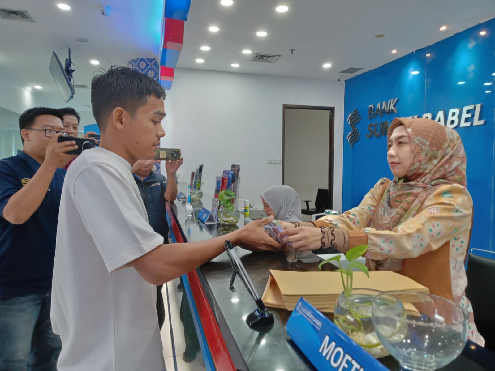 Warga Muara Enim Tukar Uang Baru untuk THR